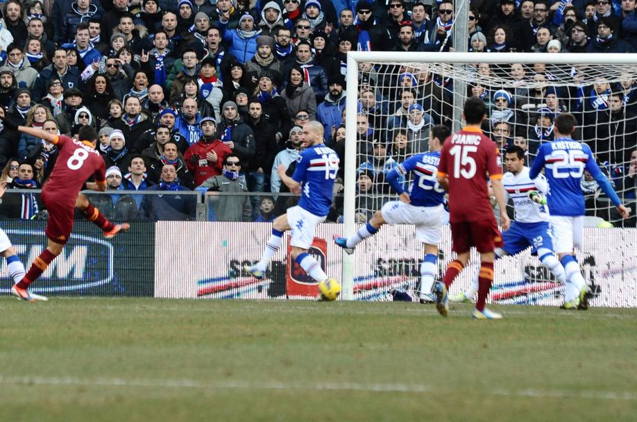 Potenza e precisione: eccolo a segno contro la Sampdoria, il 10 febraio 2013, nella 24a giornata di campionato. (Ansa)